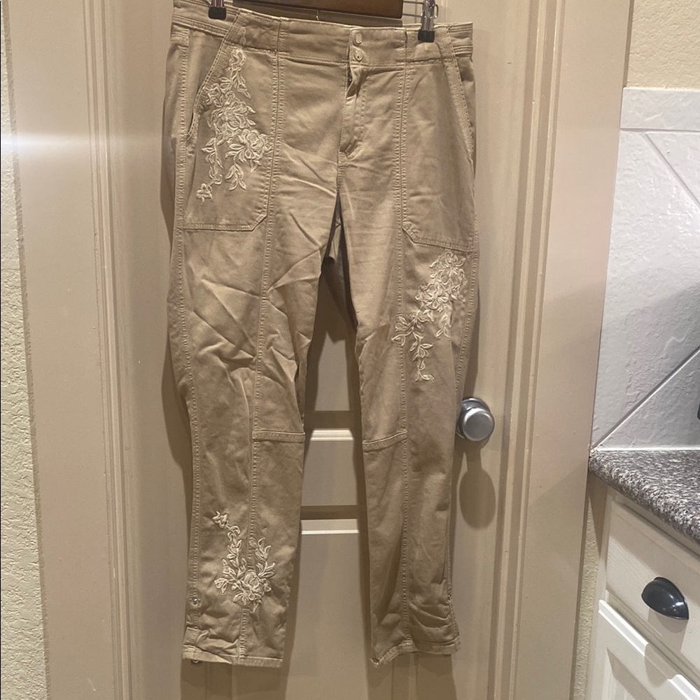White House Black Market khaki tan size 6 cargo pants.  Adorable.